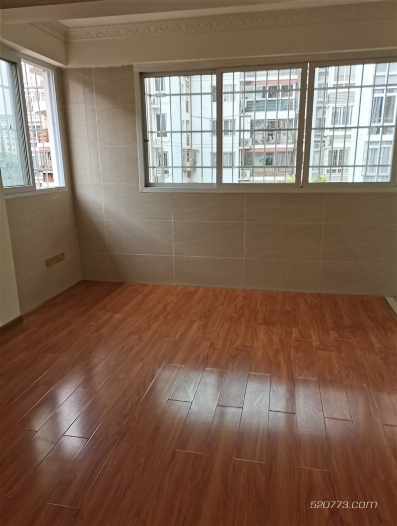 三里店广场附近新装修大三房出售